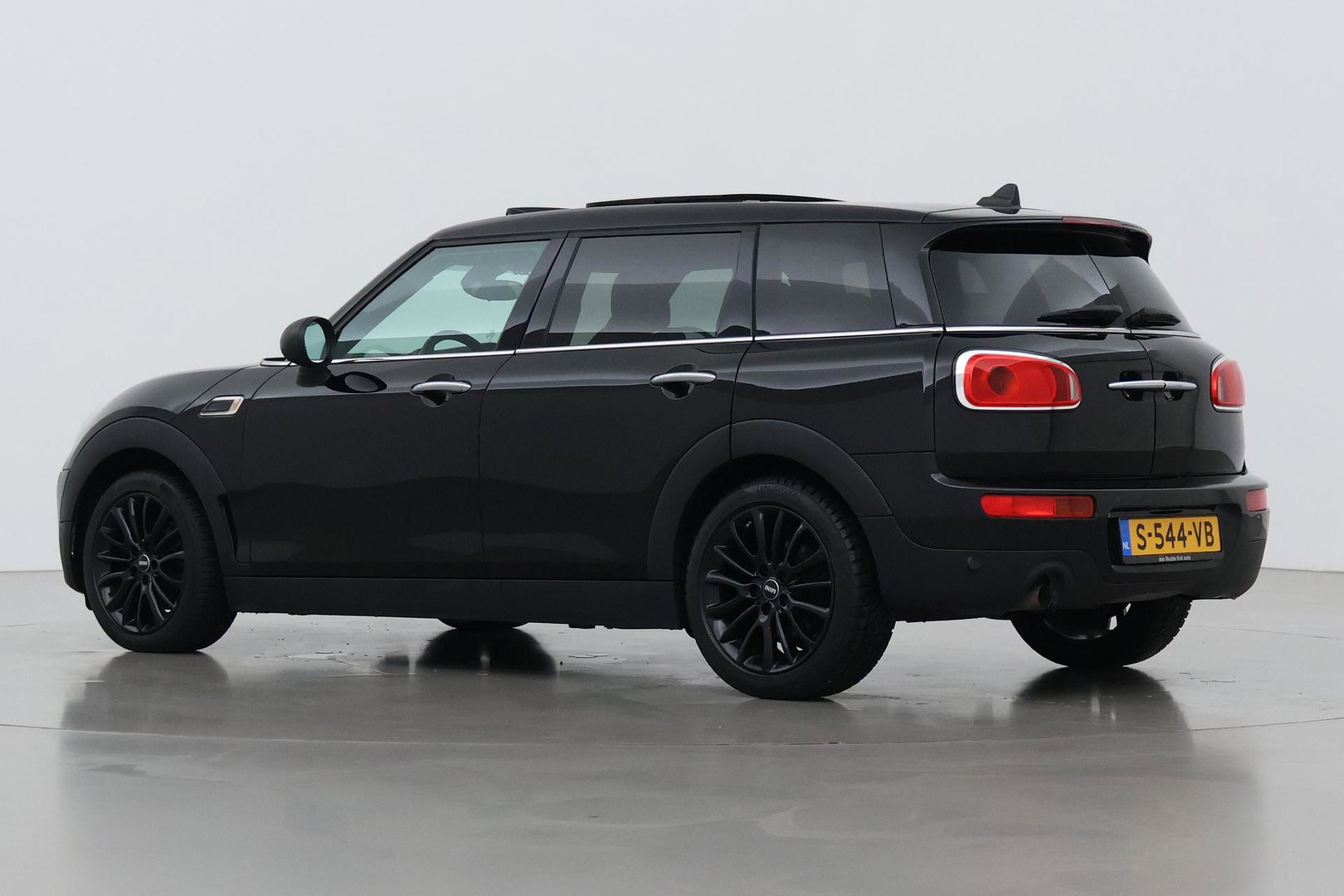 MINI Clubman 1.5 One D Chili Serious Business | Panoramadak | Automaat | Navigatie | Cruise Control | Airco | PDC | MINI Connected
