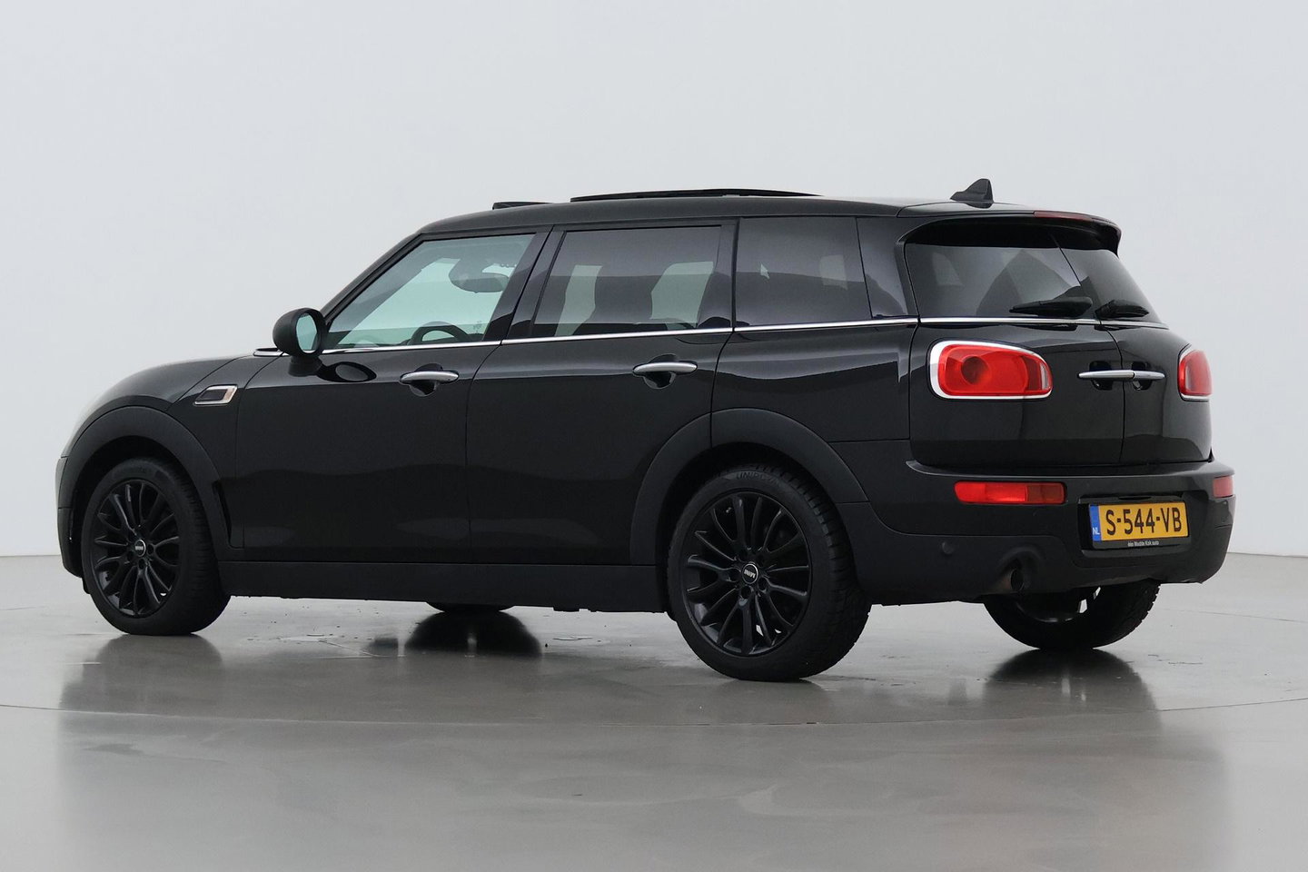 MINI Clubman 1.5 One D Chili Serious Business | Panoramadak | Automaat | Navigatie | Cruise Control | Airco | PDC | MINI Connected