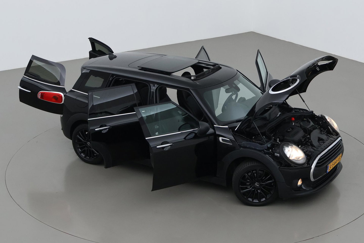 MINI Clubman 1.5 One D Chili Serious Business | Panoramadak | Automaat | Navigatie | Cruise Control | Airco | PDC | MINI Connected