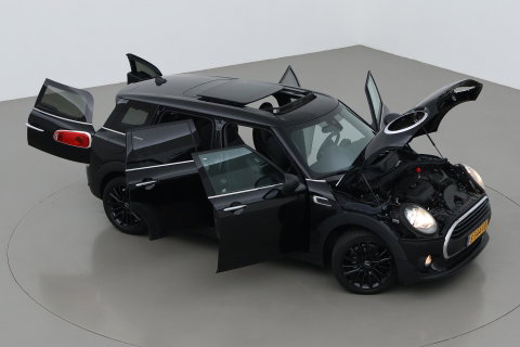MINI Clubman 1.5 One D Chili Serious Business | Panoramadak | Automaat | Navigatie | Cruise Control | Airco | PDC | MINI Connected