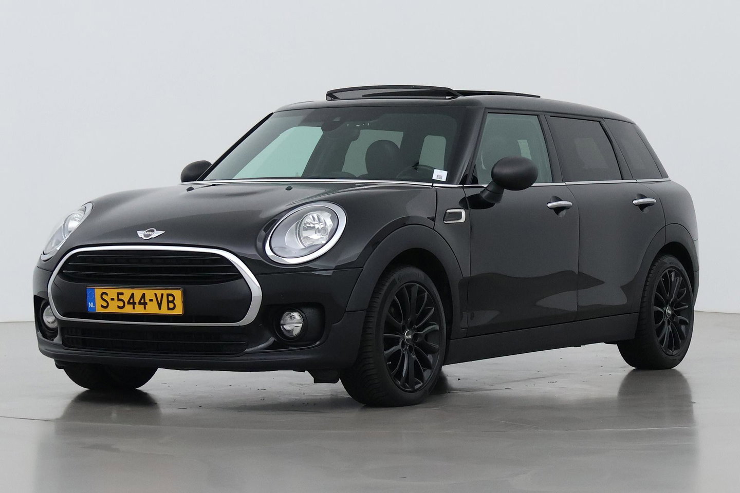 MINI Clubman 1.5 One D Chili Serious Business | Panoramadak | Automaat | Navigatie | Cruise Control | Airco | PDC | MINI Connected