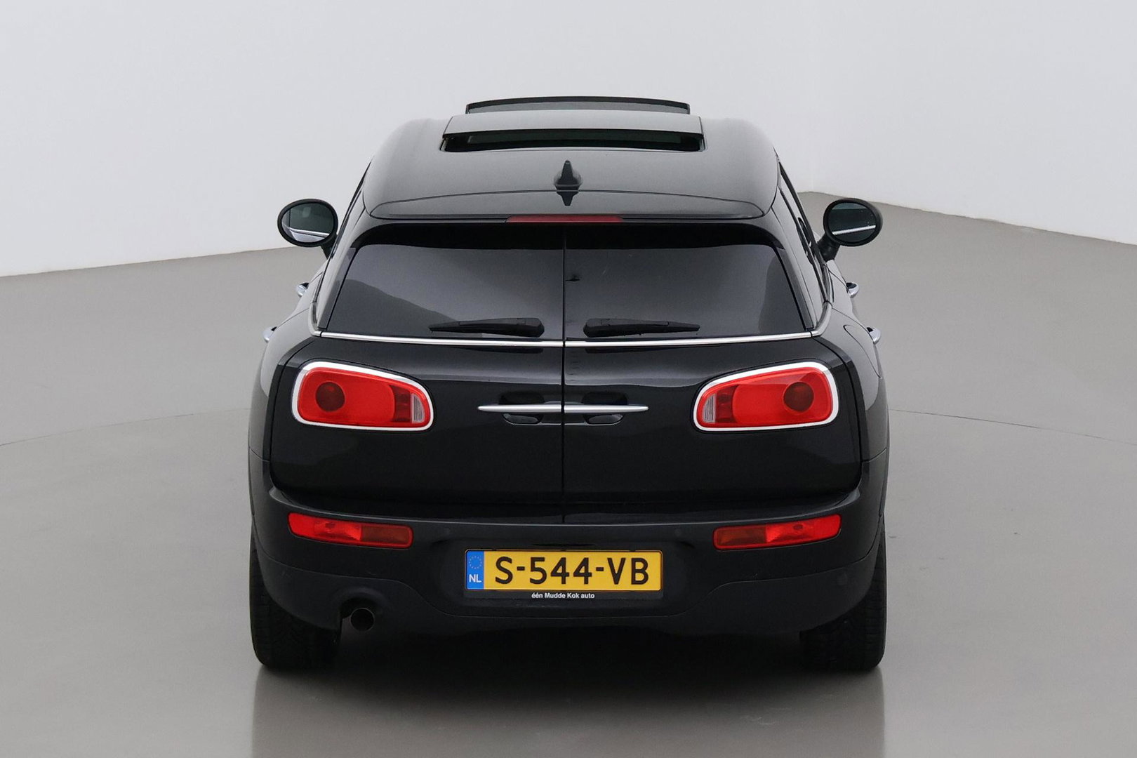 MINI Clubman 1.5 One D Chili Serious Business | Panoramadak | Automaat | Navigatie | Cruise Control | Airco | PDC | MINI Connected