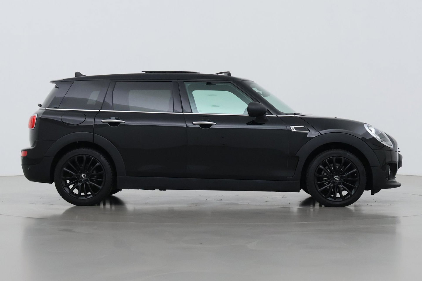 MINI Clubman 1.5 One D Chili Serious Business | Panoramadak | Automaat | Navigatie | Cruise Control | Airco | PDC | MINI Connected