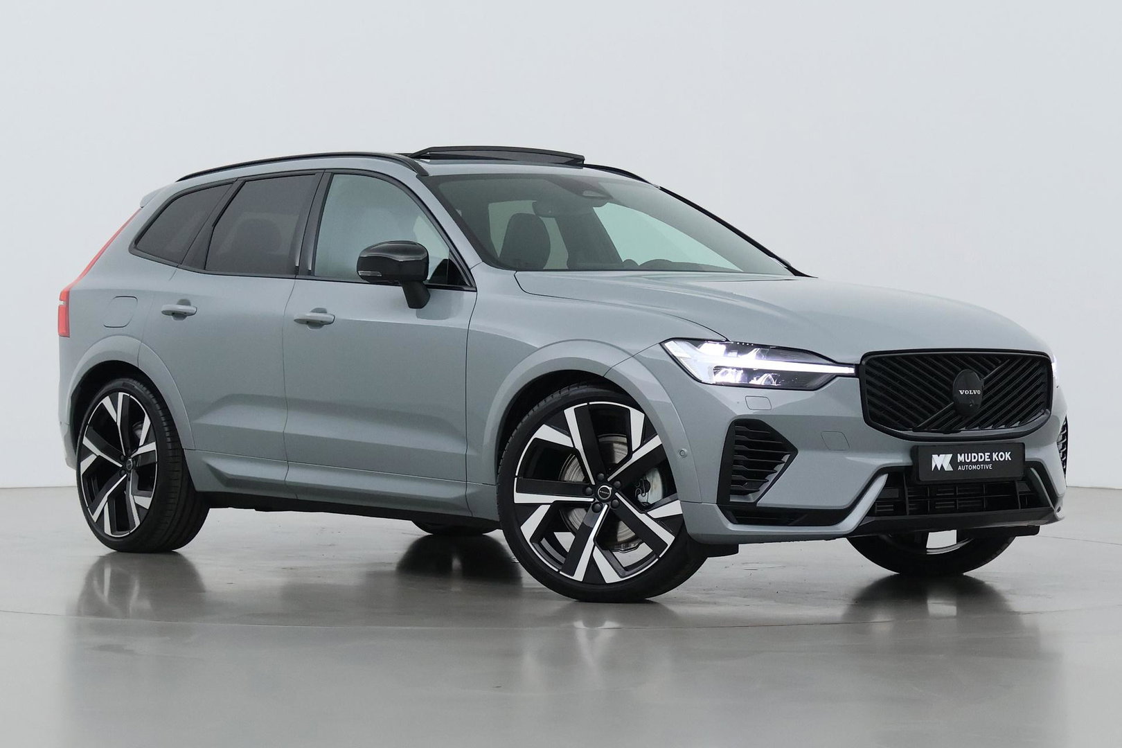 Volvo XC60 T6 Ultra Black Edition | 22 Inch | Bowers&Wilkins | Luchtvering | Trekhaak | 360° Camera | Stoelventilatie