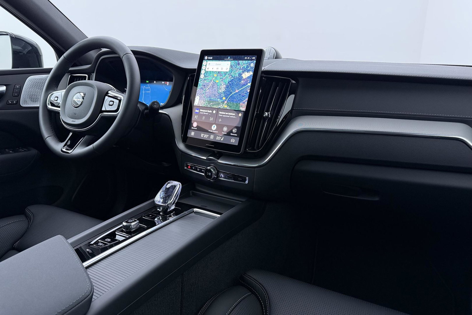 Volvo XC60 T6 Ultra Black Edition | 22 Inch | Bowers&Wilkins | Luchtvering | Trekhaak | 360° Camera | Stoelventilatie
