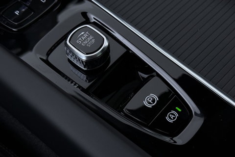 Volvo XC60 T6 Ultra Black Edition | 22 Inch | Bowers&Wilkins | Luchtvering | Trekhaak | 360° Camera | Stoelventilatie