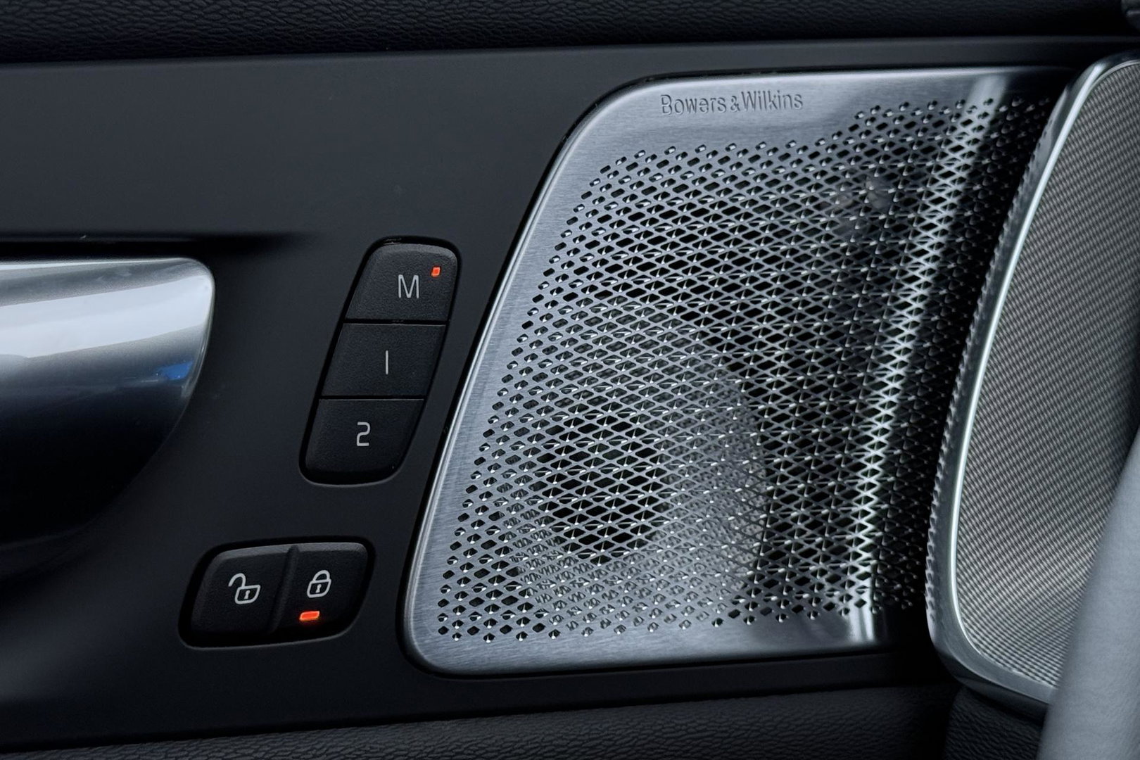 Volvo XC60 T6 Ultra Black Edition | 22 Inch | Bowers&Wilkins | Luchtvering | Trekhaak | 360° Camera | Stoelventilatie