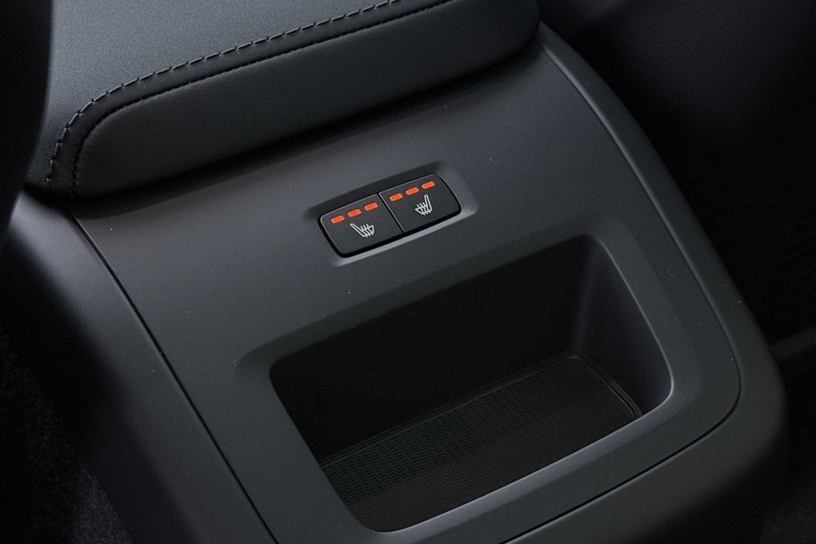 Volvo XC60 T6 Ultra Black Edition | 22 Inch | Bowers&Wilkins | Luchtvering | Trekhaak | 360° Camera | Stoelventilatie
