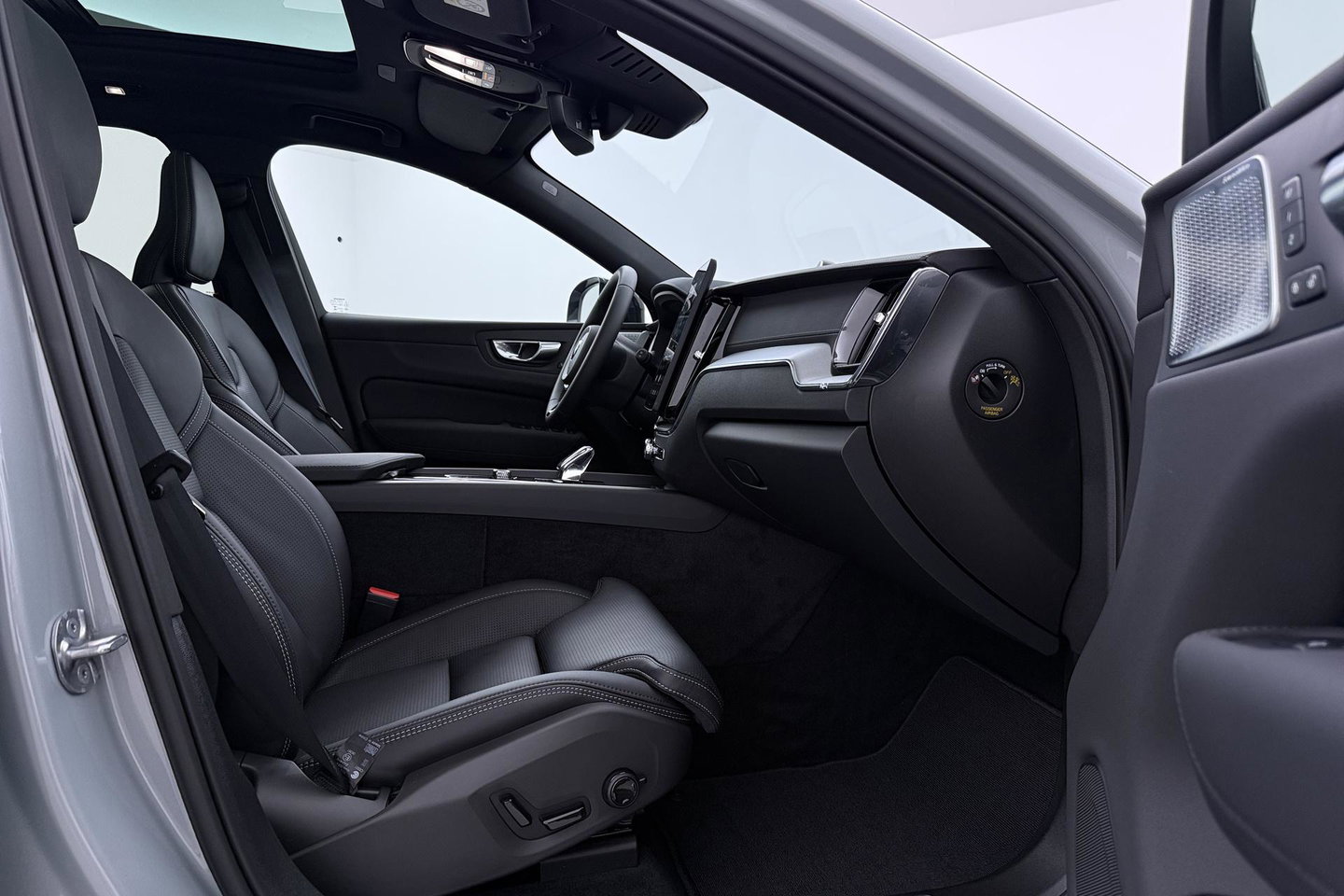 Volvo XC60 T6 Ultra Black Edition | 22 Inch | Bowers&Wilkins | Luchtvering | Trekhaak | 360° Camera | Stoelventilatie