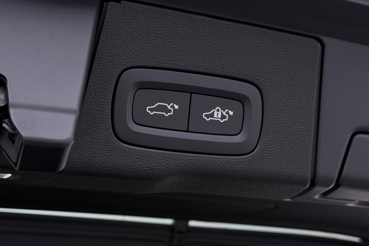 Volvo XC60 T6 Ultra Black Edition | 22 Inch | Bowers&Wilkins | Luchtvering | Trekhaak | 360° Camera | Stoelventilatie