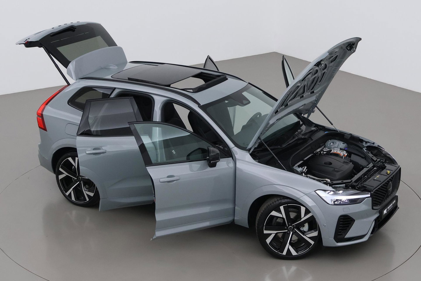 Volvo XC60 T6 Ultra Black Edition | 22 Inch | Bowers&Wilkins | Luchtvering | Trekhaak | 360° Camera | Stoelventilatie
