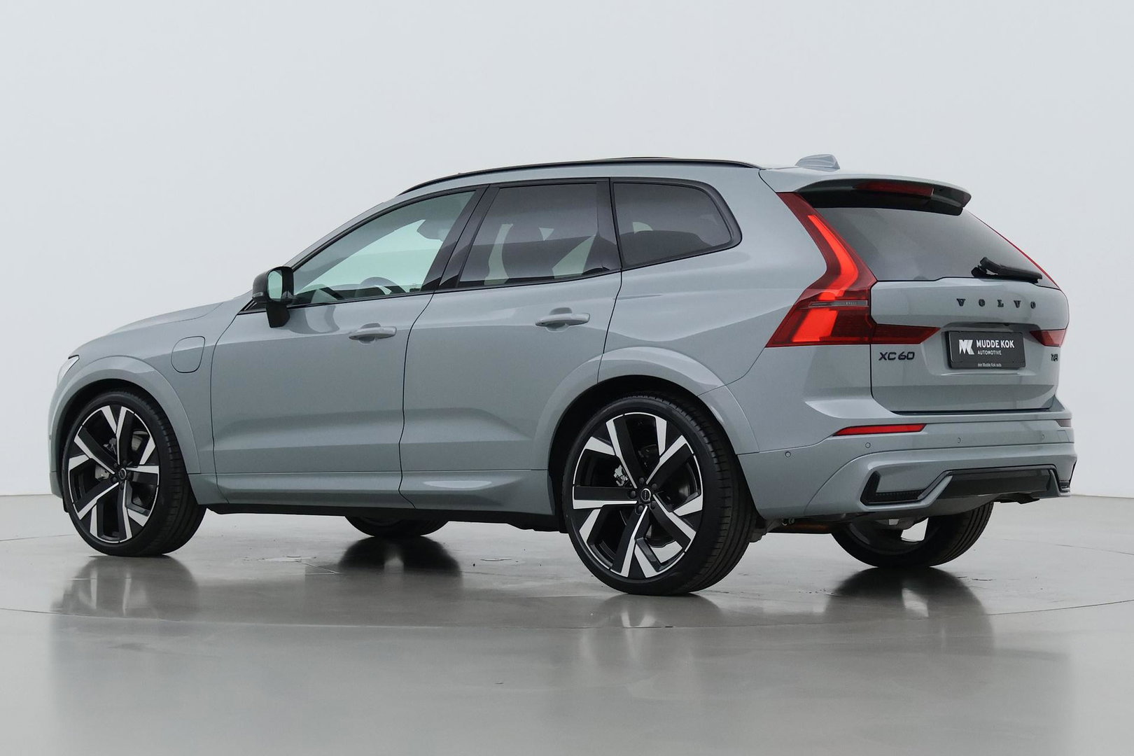 Volvo XC60 T6 Ultra Black Edition | 22 Inch | Bowers&Wilkins | Luchtvering | Trekhaak | 360° Camera | Stoelventilatie