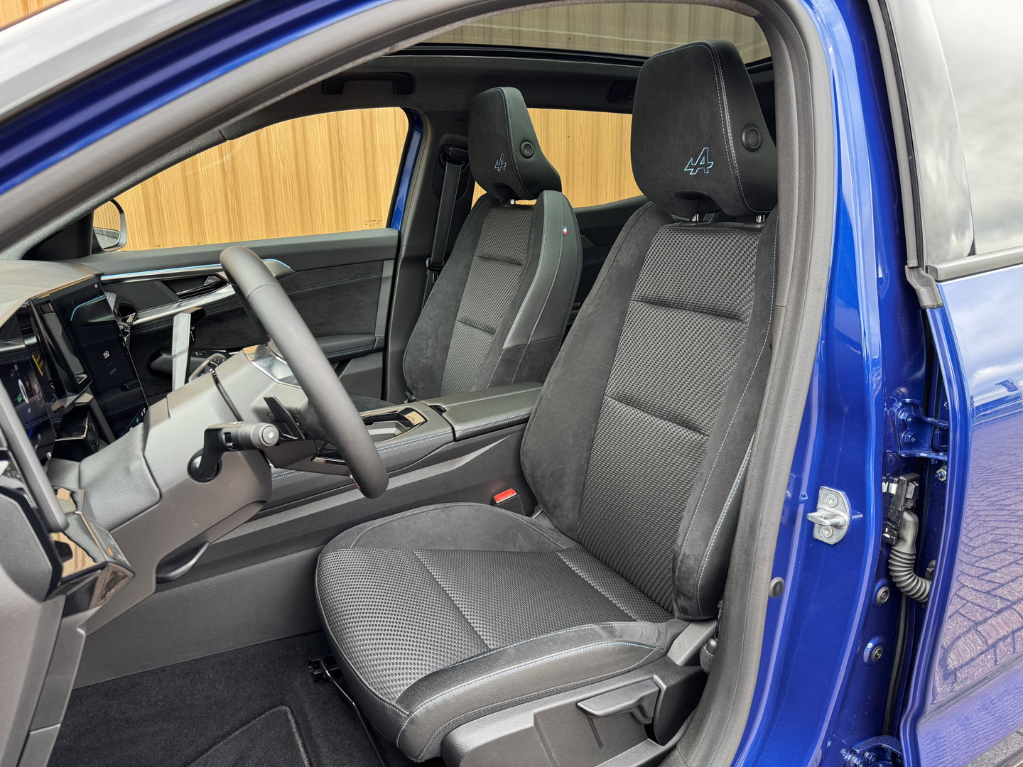 Renault Austral 1.2 E-Tech full hybrid 200 techno esprit Alpine | Panoramadak | Adaptieve Cruise Control |Achteruitrijcamera | Dodehoek Detector | DAB | Sfeerverlichting | Apple Carplay/Android Auto |