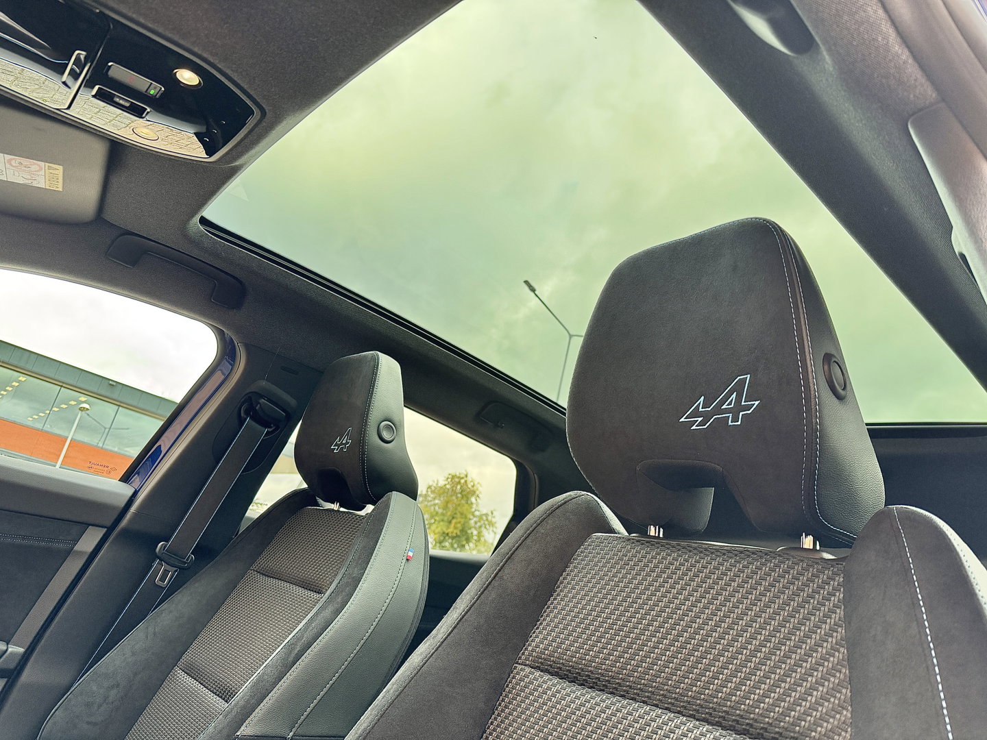 Renault Austral 1.2 E-Tech full hybrid 200 techno esprit Alpine | Panoramadak | Adaptieve Cruise Control |Achteruitrijcamera | Dodehoek Detector | DAB | Sfeerverlichting | Apple Carplay/Android Auto |