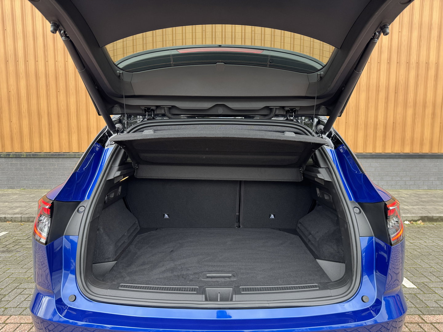 Renault Austral 1.2 E-Tech full hybrid 200 techno esprit Alpine | Panoramadak | Adaptieve Cruise Control |Achteruitrijcamera | Dodehoek Detector | DAB | Sfeerverlichting | Apple Carplay/Android Auto |