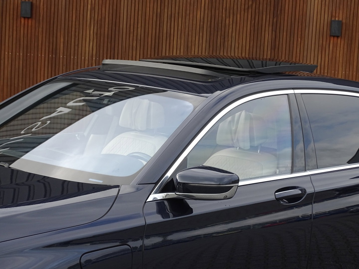 BMW 7 Serie 740e Lang 326PK xDrive VIP / Skylounge / Massage / Laser / 360°