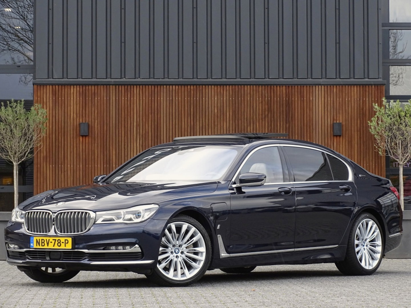 BMW 7 Serie 740e Lang 326PK xDrive VIP / Skylounge / Massage / Laser / 360°