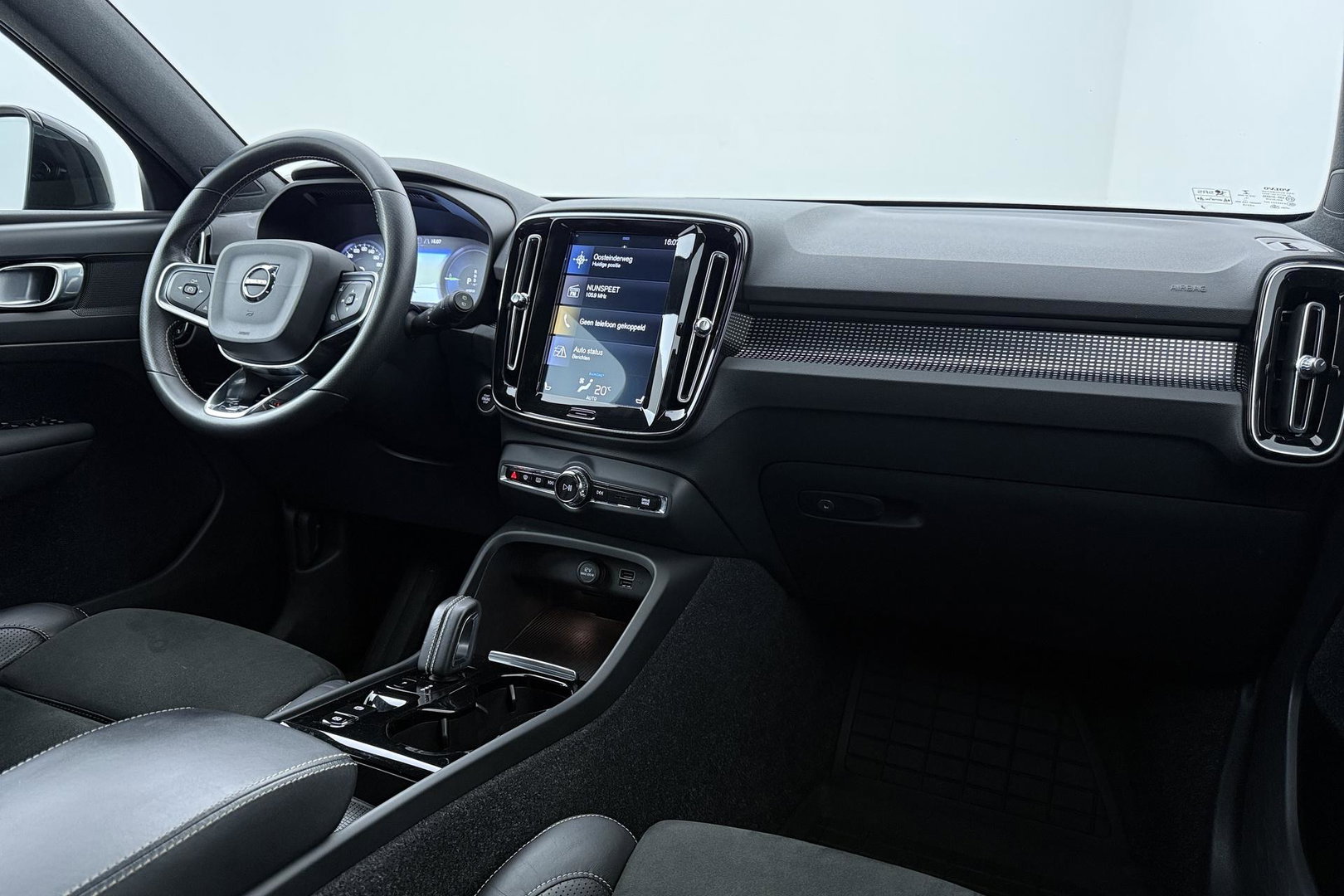 Volvo XC40 T5 Twin Engine R-Design | ACC | Trekhaak | BLIS | Stoelverwarming | Camera | Getint glas | 20 Inch