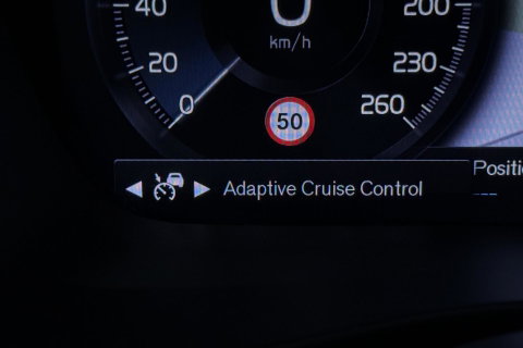 Volvo XC40 T5 Twin Engine R-Design | ACC | Trekhaak | BLIS | Stoelverwarming | Camera | Getint glas | 20 Inch