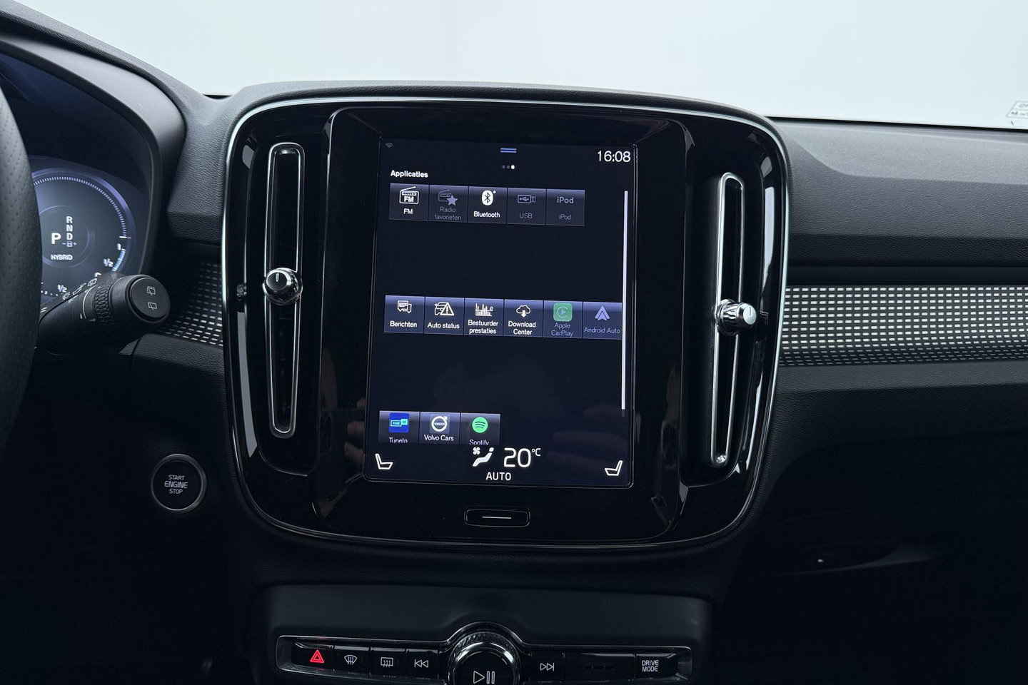 Volvo XC40 T5 Twin Engine R-Design | ACC | Trekhaak | BLIS | Stoelverwarming | Camera | Getint glas | 20 Inch
