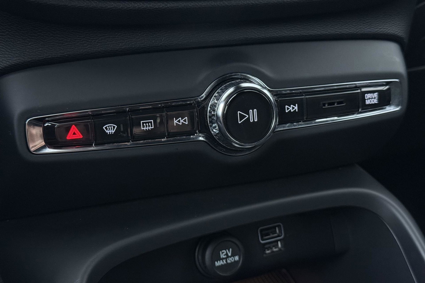 Volvo XC40 T5 Twin Engine R-Design | ACC | Trekhaak | BLIS | Stoelverwarming | Camera | Getint glas | 20 Inch