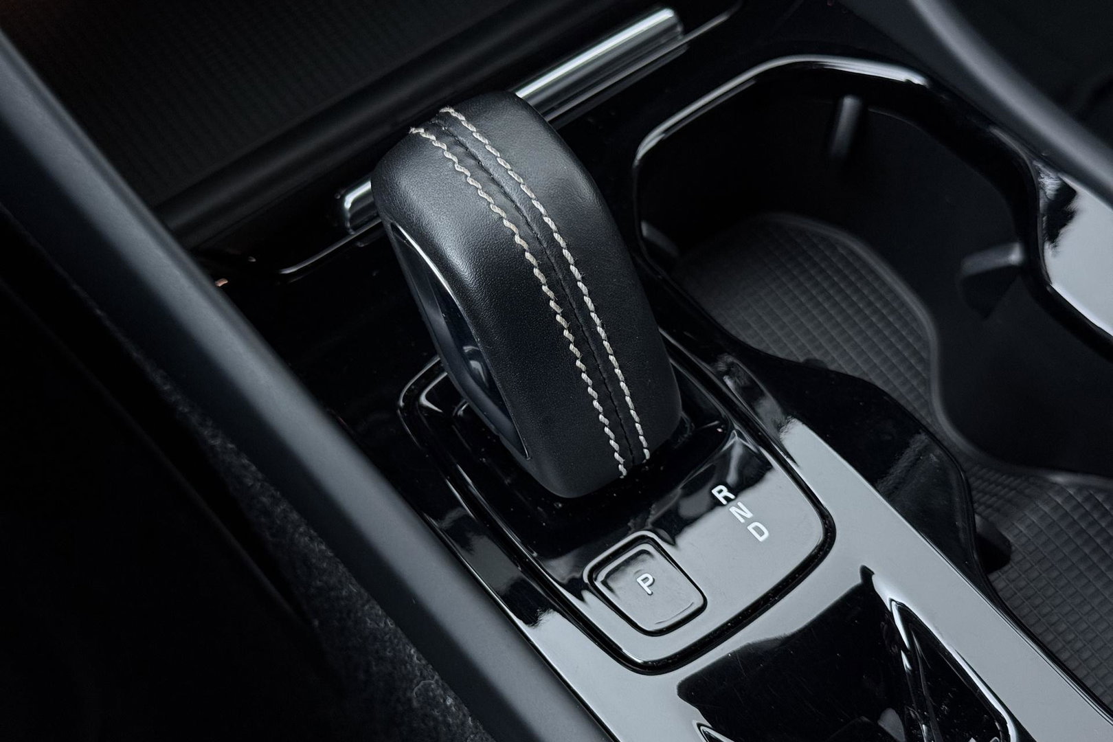 Volvo XC40 T5 Twin Engine R-Design | ACC | Trekhaak | BLIS | Stoelverwarming | Camera | Getint glas | 20 Inch