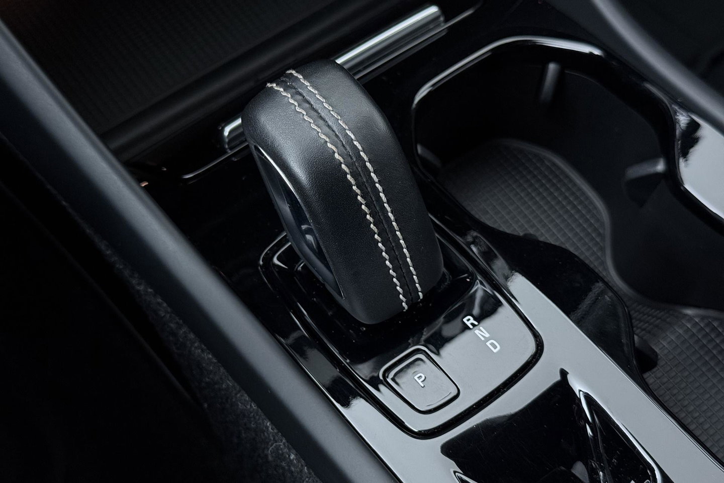 Volvo XC40 T5 Twin Engine R-Design | ACC | Trekhaak | BLIS | Stoelverwarming | Camera | Getint glas | 20 Inch