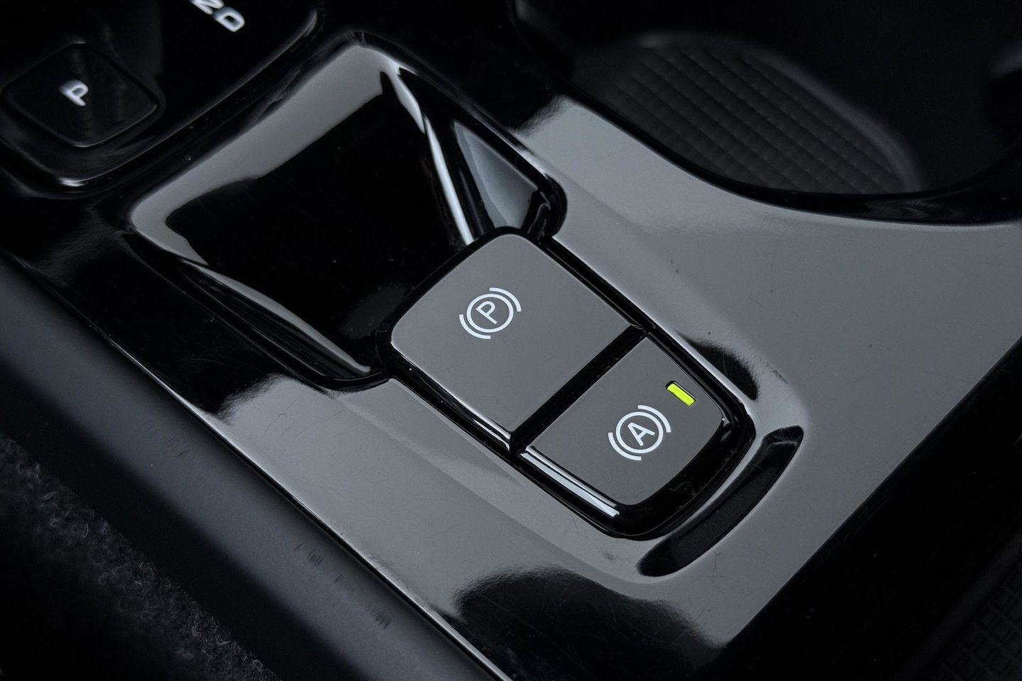 Volvo XC40 T5 Twin Engine R-Design | ACC | Trekhaak | BLIS | Stoelverwarming | Camera | Getint glas | 20 Inch
