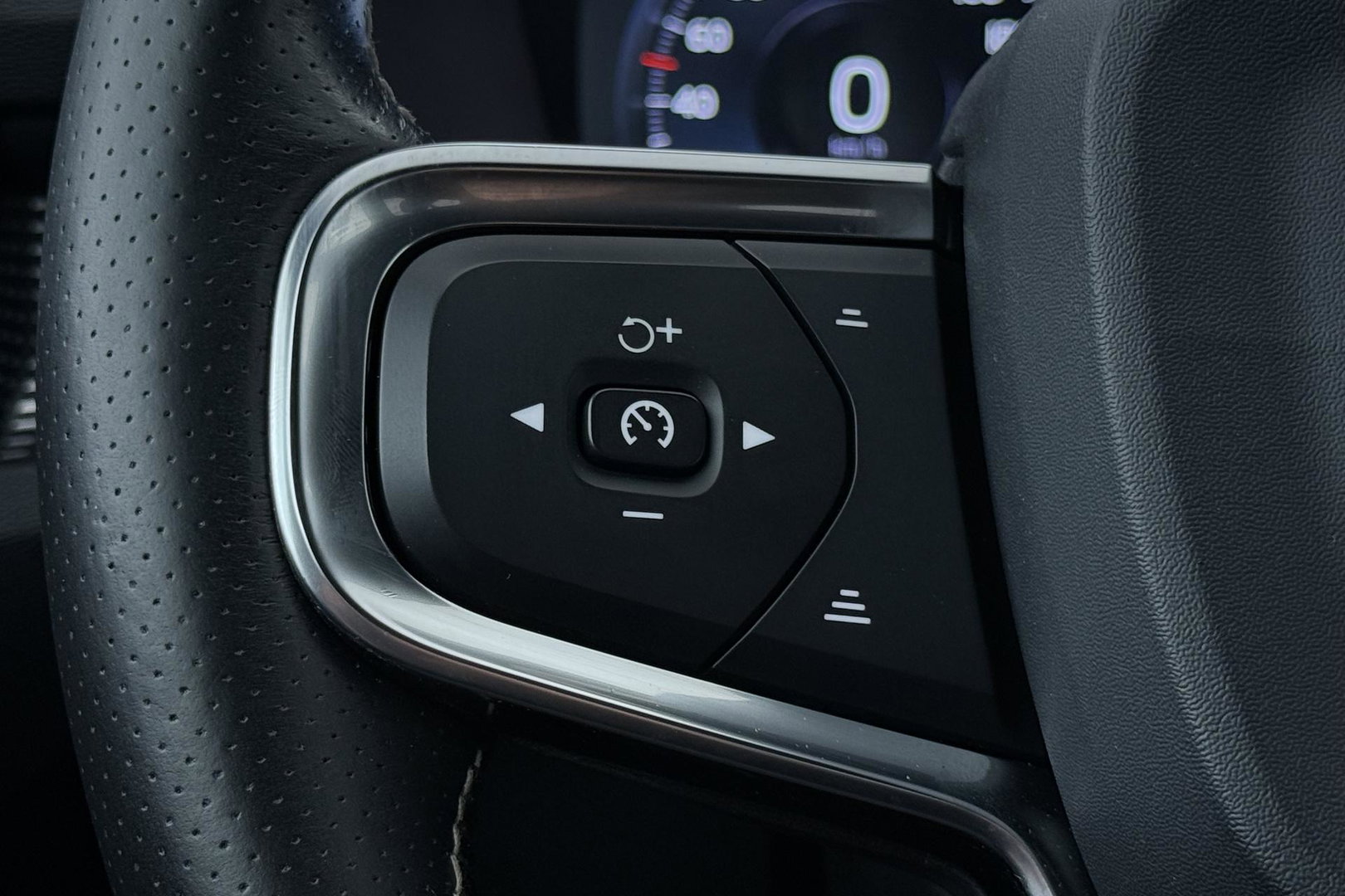 Volvo XC40 T5 Twin Engine R-Design | ACC | Trekhaak | BLIS | Stoelverwarming | Camera | Getint glas | 20 Inch