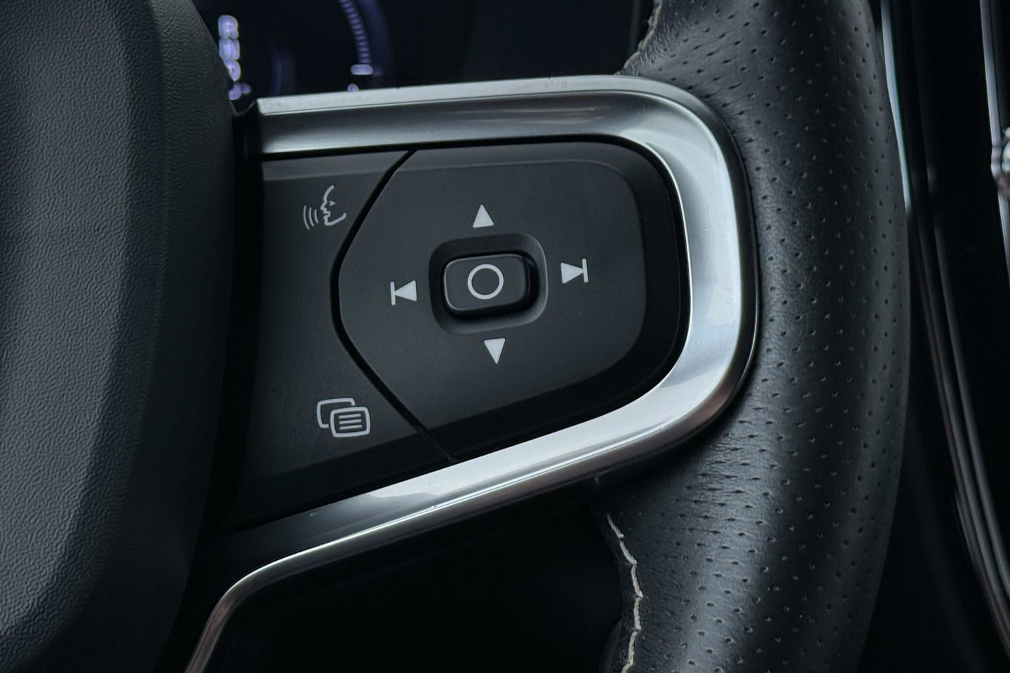 Volvo XC40 T5 Twin Engine R-Design | ACC | Trekhaak | BLIS | Stoelverwarming | Camera | Getint glas | 20 Inch