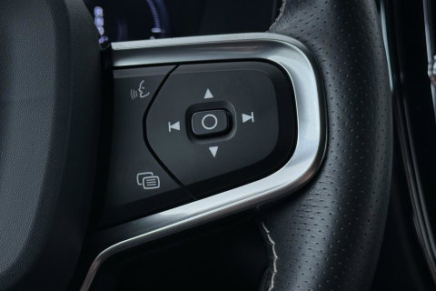 Volvo XC40 T5 Twin Engine R-Design | ACC | Trekhaak | BLIS | Stoelverwarming | Camera | Getint glas | 20 Inch