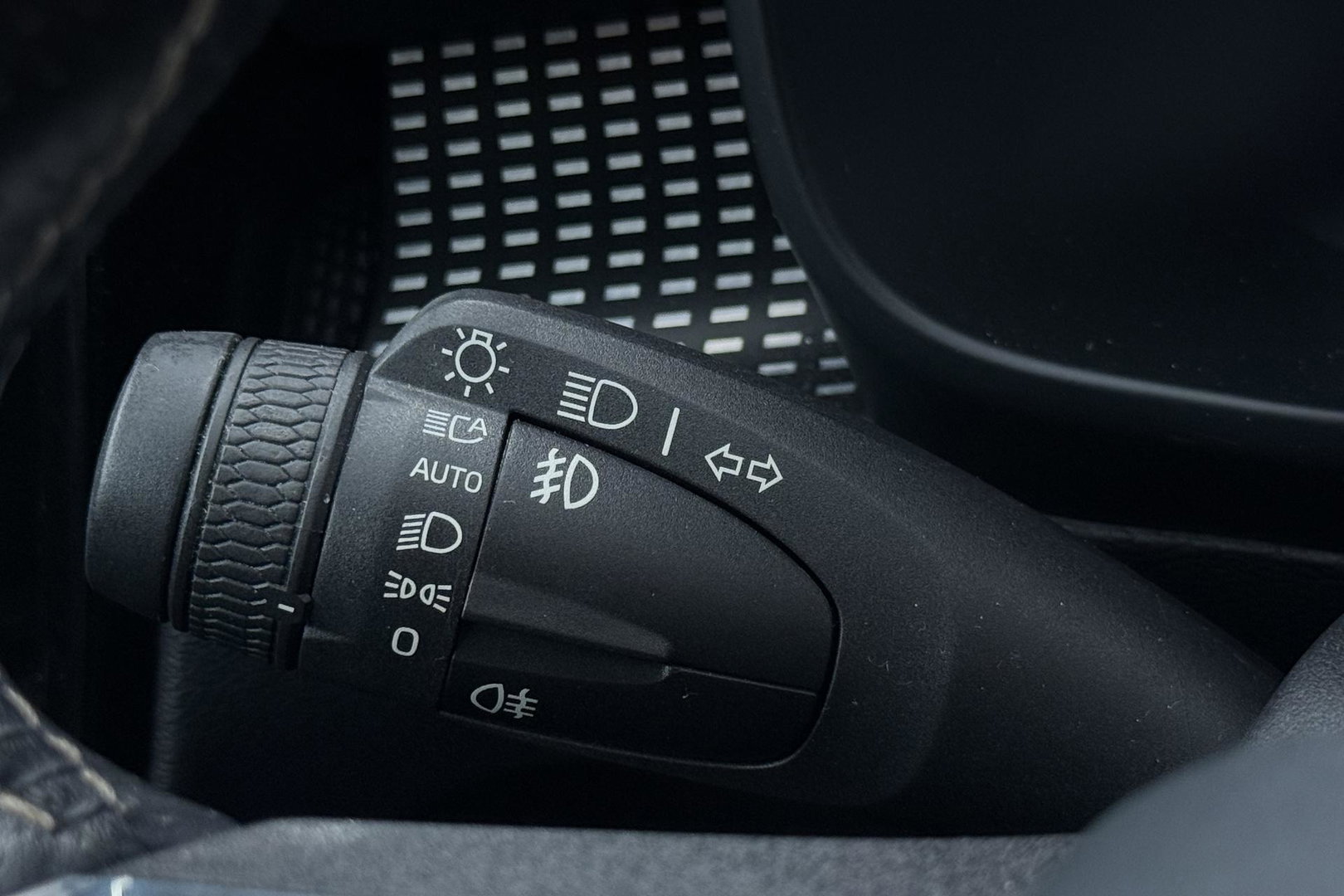 Volvo XC40 T5 Twin Engine R-Design | ACC | Trekhaak | BLIS | Stoelverwarming | Camera | Getint glas | 20 Inch