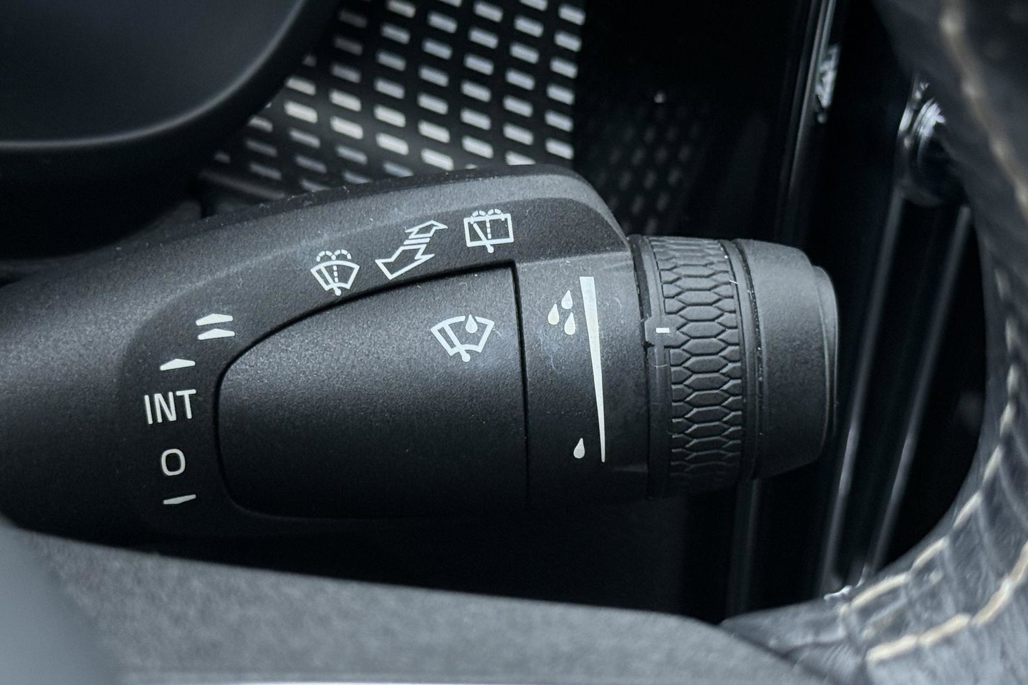 Volvo XC40 T5 Twin Engine R-Design | ACC | Trekhaak | BLIS | Stoelverwarming | Camera | Getint glas | 20 Inch