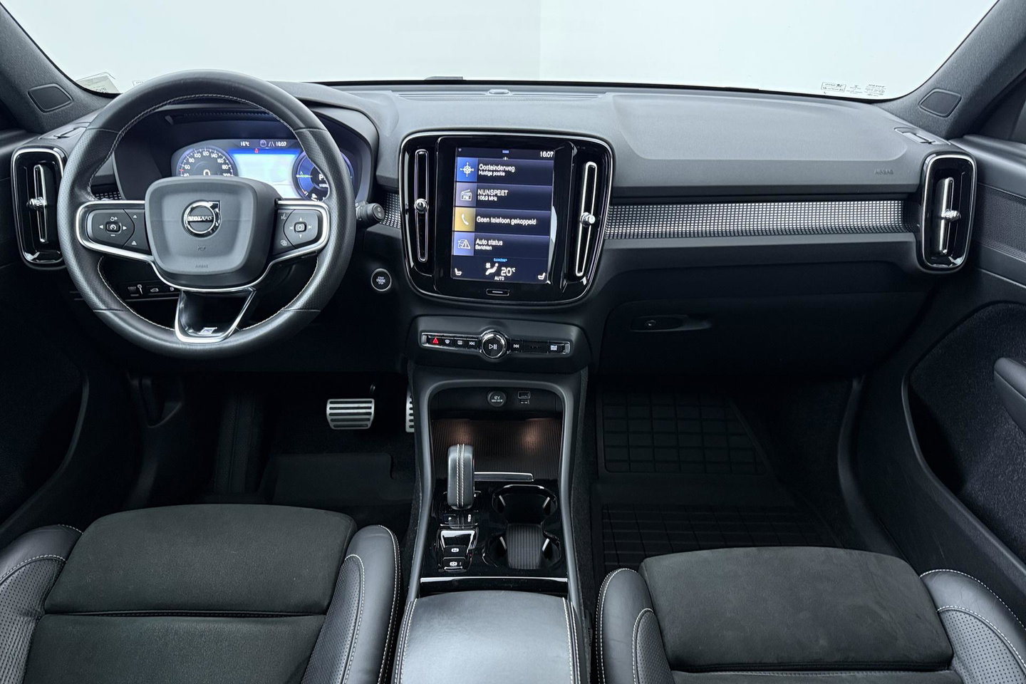 Volvo XC40 T5 Twin Engine R-Design | ACC | Trekhaak | BLIS | Stoelverwarming | Camera | Getint glas | 20 Inch
