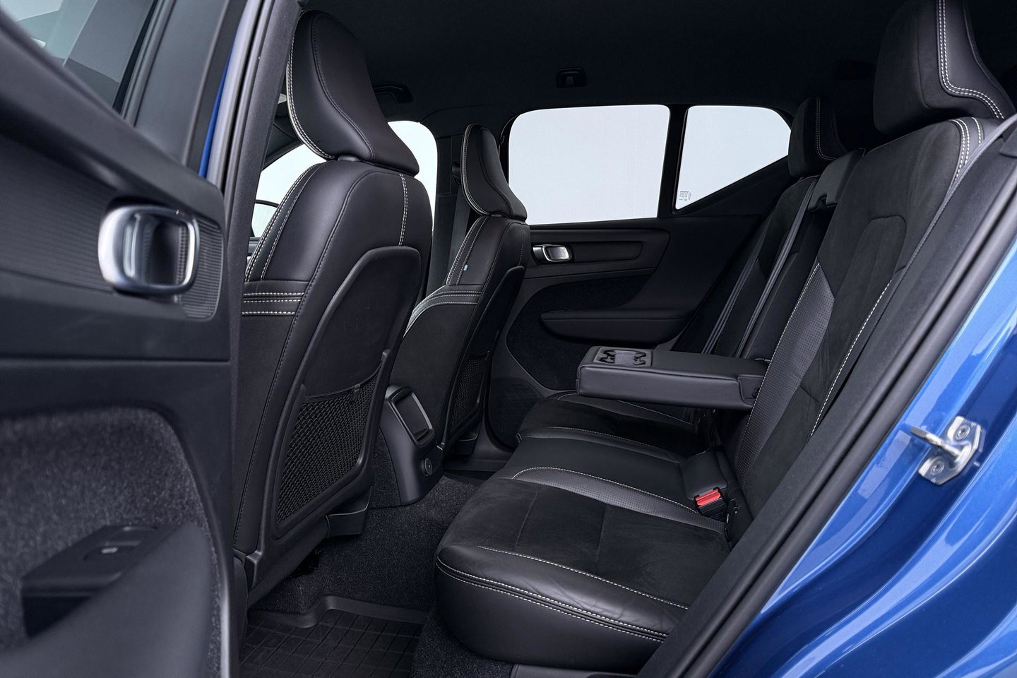 Volvo XC40 T5 Twin Engine R-Design | ACC | Trekhaak | BLIS | Stoelverwarming | Camera | Getint glas | 20 Inch