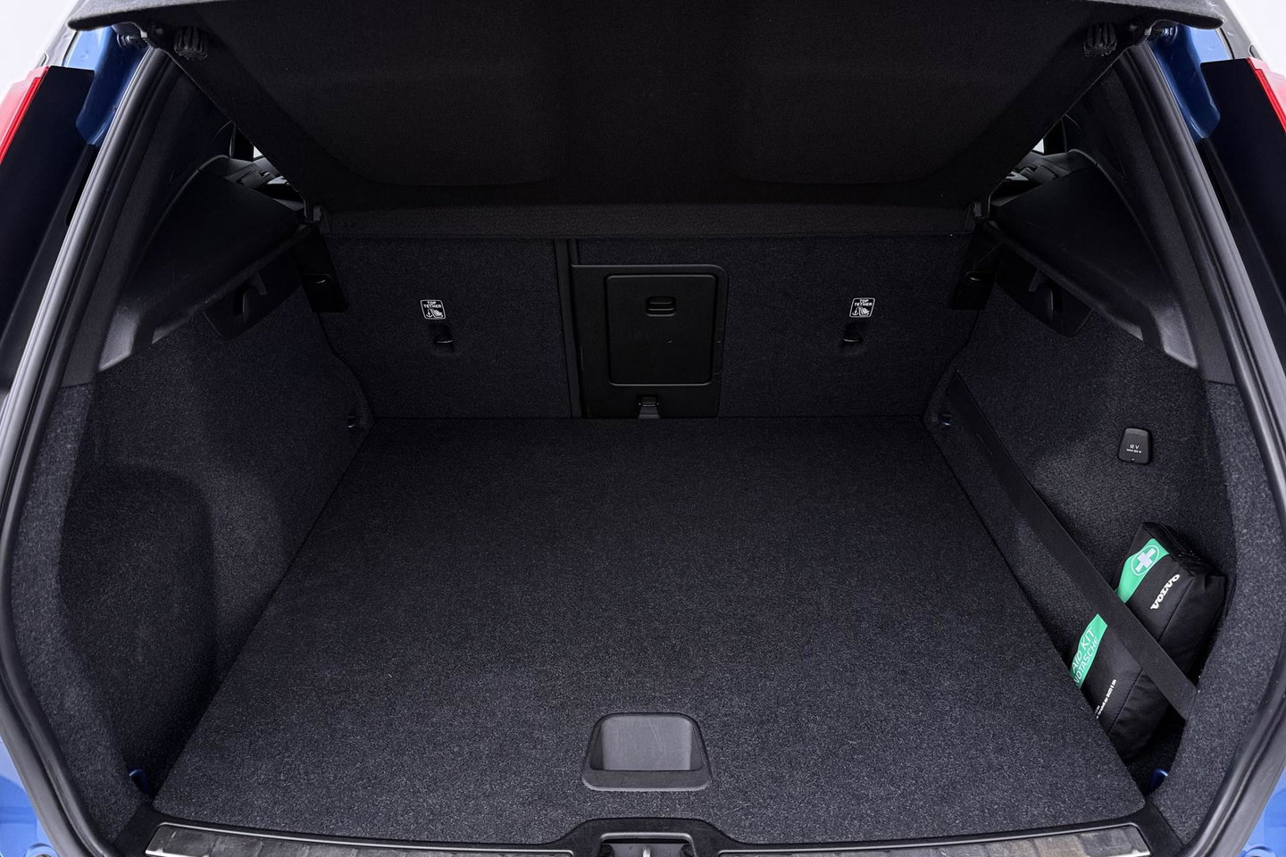 Volvo XC40 T5 Twin Engine R-Design | ACC | Trekhaak | BLIS | Stoelverwarming | Camera | Getint glas | 20 Inch