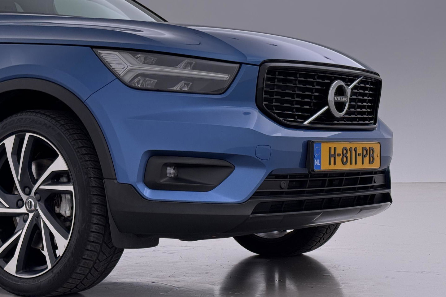 Volvo XC40 T5 Twin Engine R-Design | ACC | Trekhaak | BLIS | Stoelverwarming | Camera | Getint glas | 20 Inch