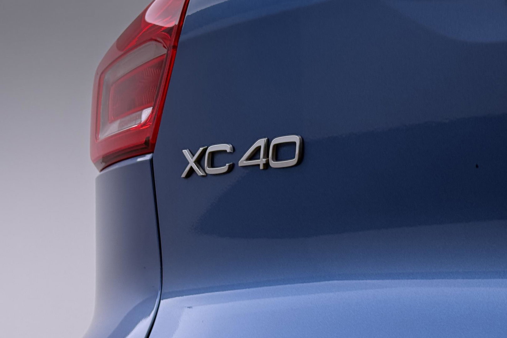 Volvo XC40 T5 Twin Engine R-Design | ACC | Trekhaak | BLIS | Stoelverwarming | Camera | Getint glas | 20 Inch