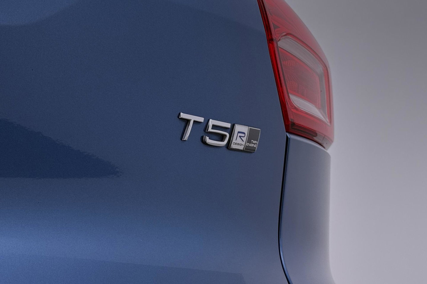 Volvo XC40 T5 Twin Engine R-Design | ACC | Trekhaak | BLIS | Stoelverwarming | Camera | Getint glas | 20 Inch