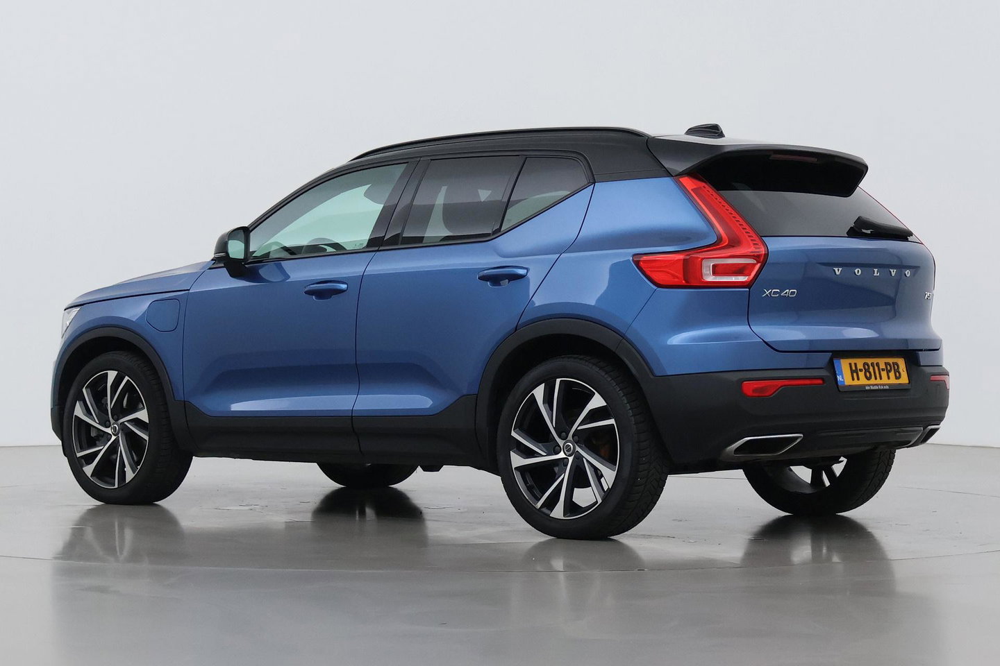 Volvo XC40 T5 Twin Engine R-Design | ACC | Trekhaak | BLIS | Stoelverwarming | Camera | Getint glas | 20 Inch