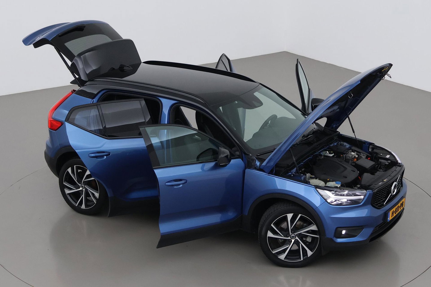 Volvo XC40 T5 Twin Engine R-Design | ACC | Trekhaak | BLIS | Stoelverwarming | Camera | Getint glas | 20 Inch