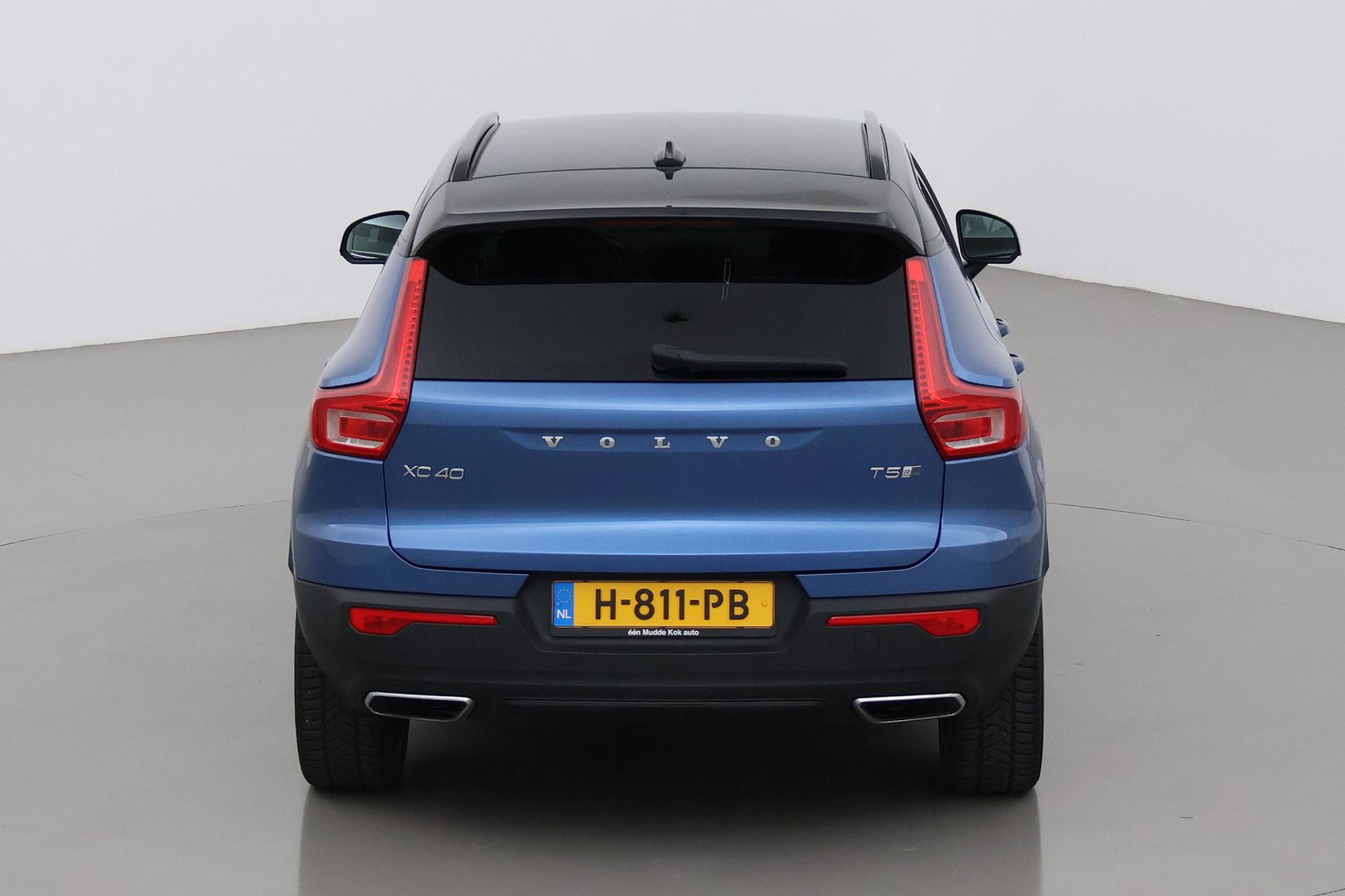 Volvo XC40 T5 Twin Engine R-Design | ACC | Trekhaak | BLIS | Stoelverwarming | Camera | Getint glas | 20 Inch