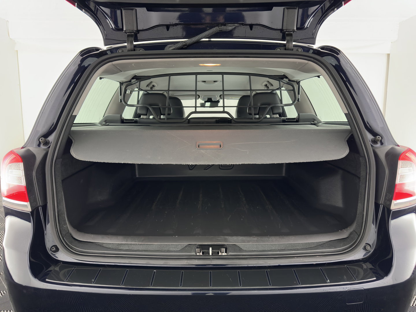 Volvo V70 2.0 D4 Momentum Aut. *LEATHER | XENON | HEATED-COMFORTSEATS | NAVI-FULLMAP | ECC | PDC | CRUISE | 17''ALU*