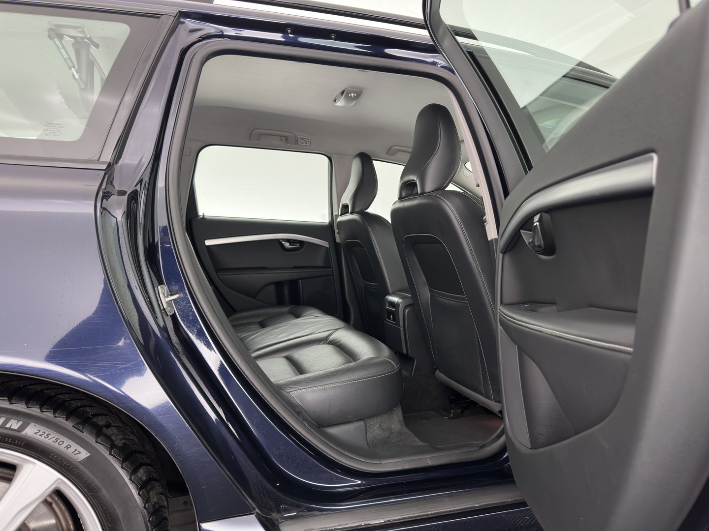 Volvo V70 2.0 D4 Momentum Aut. *LEATHER | XENON | HEATED-COMFORTSEATS | NAVI-FULLMAP | ECC | PDC | CRUISE | 17''ALU*