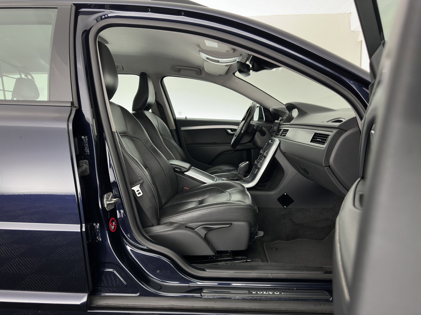 Volvo V70 2.0 D4 Momentum Aut. *LEATHER | XENON | HEATED-COMFORTSEATS | NAVI-FULLMAP | ECC | PDC | CRUISE | 17''ALU*