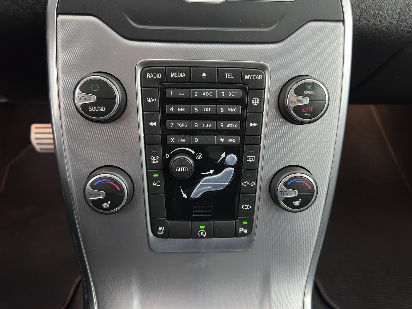 Volvo V70 2.0 D4 Momentum Aut. *LEATHER | XENON | HEATED-COMFORTSEATS | NAVI-FULLMAP | ECC | PDC | CRUISE | 17''ALU*