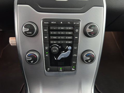 Volvo V70 2.0 D4 Momentum Aut. *LEATHER | XENON | HEATED-COMFORTSEATS | NAVI-FULLMAP | ECC | PDC | CRUISE | 17''ALU*