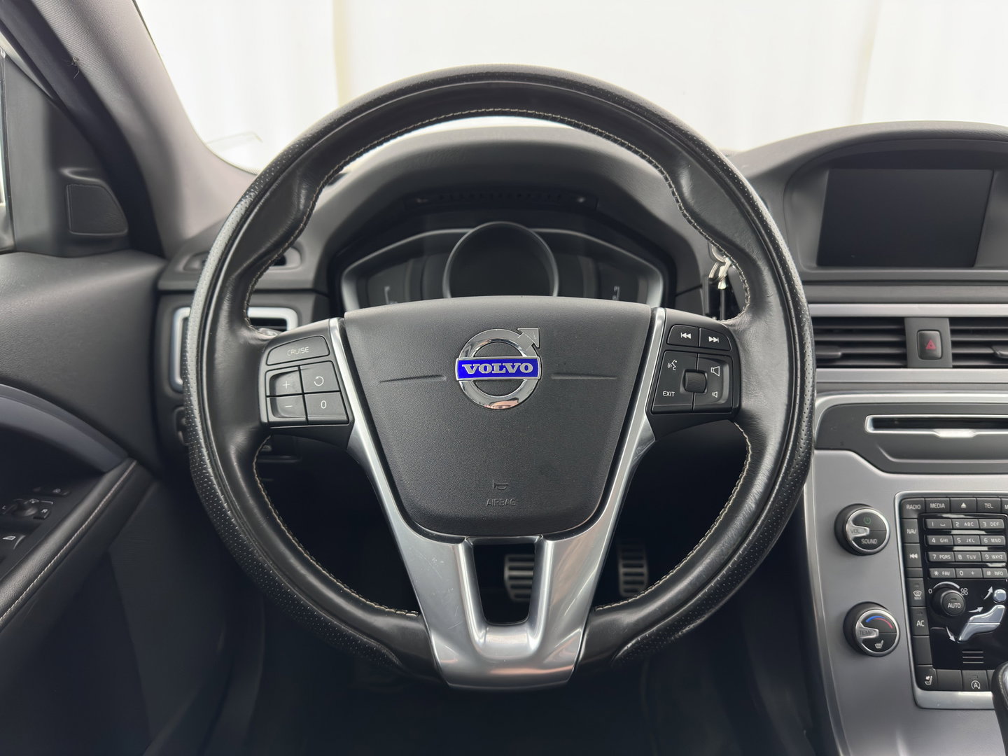 Volvo V70 2.0 D4 Momentum Aut. *LEATHER | XENON | HEATED-COMFORTSEATS | NAVI-FULLMAP | ECC | PDC | CRUISE | 17''ALU*