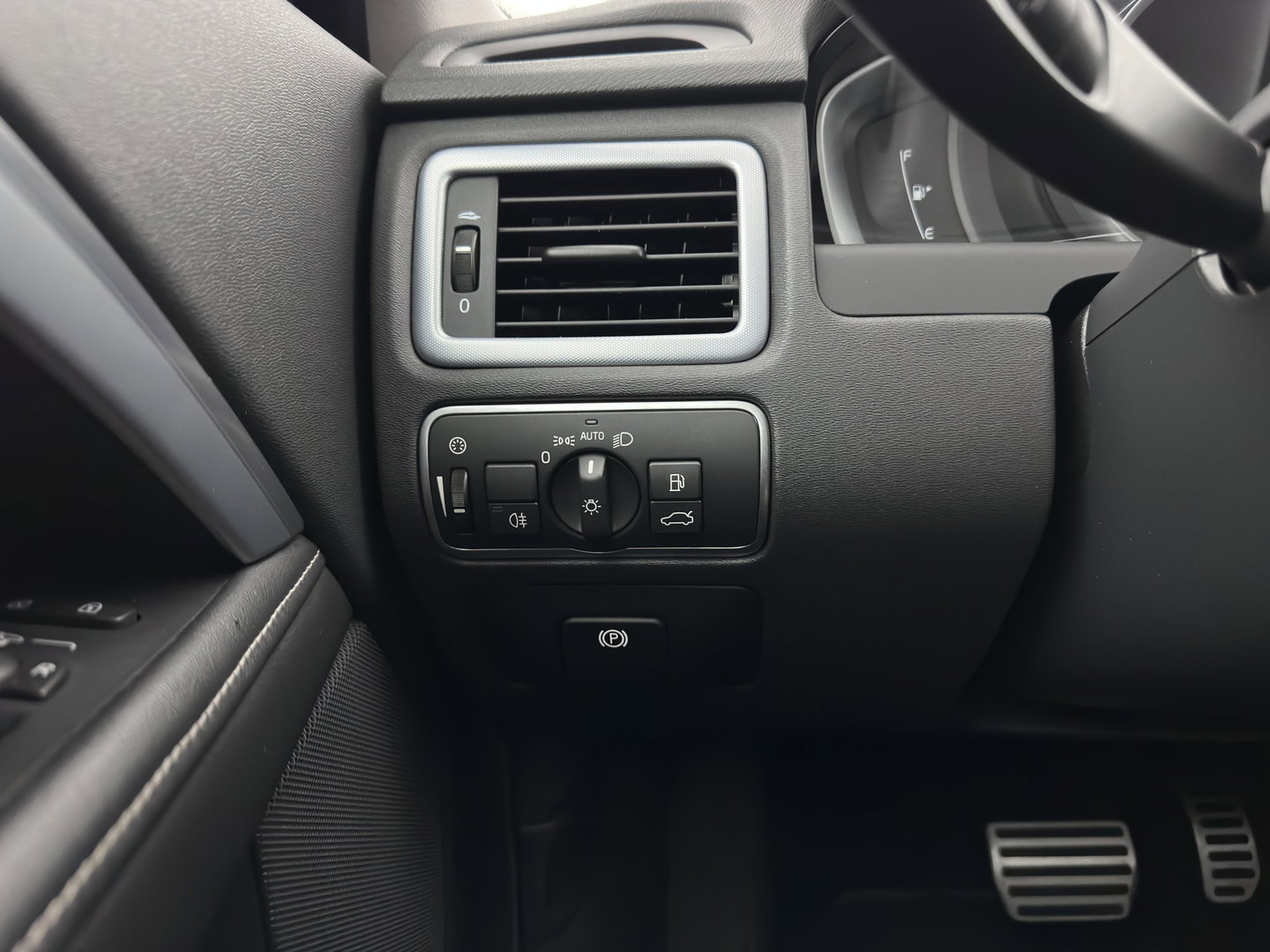 Volvo V70 2.0 D4 Momentum Aut. *LEATHER | XENON | HEATED-COMFORTSEATS | NAVI-FULLMAP | ECC | PDC | CRUISE | 17''ALU*