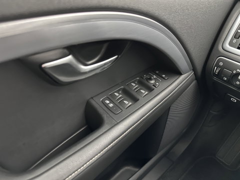 Volvo V70 2.0 D4 Momentum Aut. *LEATHER | XENON | HEATED-COMFORTSEATS | NAVI-FULLMAP | ECC | PDC | CRUISE | 17''ALU*